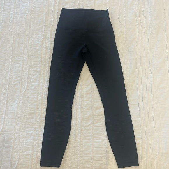 Align high rise 
Size 4 
25 inch inseam 
Black with an embossed dotted design - Picture 1 of 4